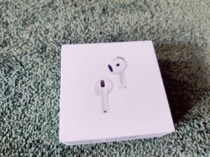 Apple AirPods 4 Kopfhörer Verpackung von oben