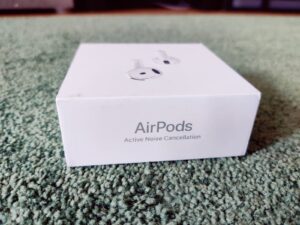 Apple AirPods 4 Bluetooth-Kopfhörer Verpackung von der Seite