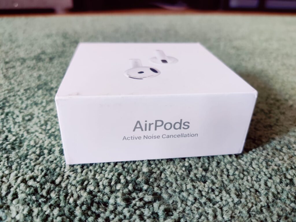 Apple AirPods 4 In-Ear-Bluetooth-Kopfhörer Verpackung seitlich