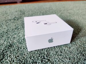 Apple AirPods 4 Kopfhörer Verpackung mit Logo