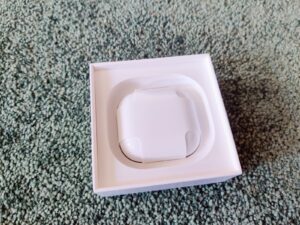 Apple AirPods 4 Bluetooth-Kopfhörer in der Verpackung