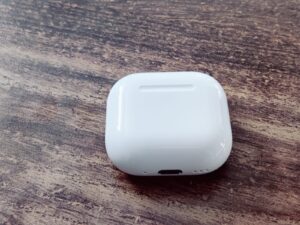 Apple AirPods 4 Kopfhörer Ladecase von oben