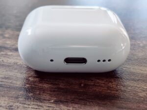 Apple AirPods 4 In-Ear-Bluetooth-Kopfhörer Ladecase mit Ladeanschluss