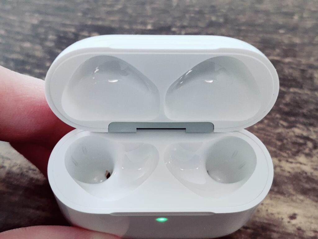 Apple AirPods 4 Kopfhörer Ladecase leer