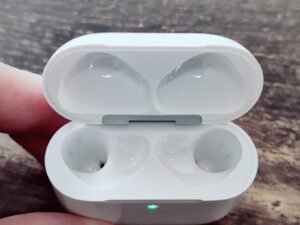 Apple AirPods 4 Bluetooth-Kopfhörer Ladecase leer
