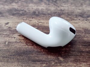 Apple AirPods 4 Bluetooth-Kopfhörer rechter Ohrhörer von hinten