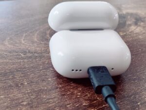 Apple AirPods 4 In-Ear-Bluetooth-Kopfhörer Ladecase mit USB-C-Ladekabel