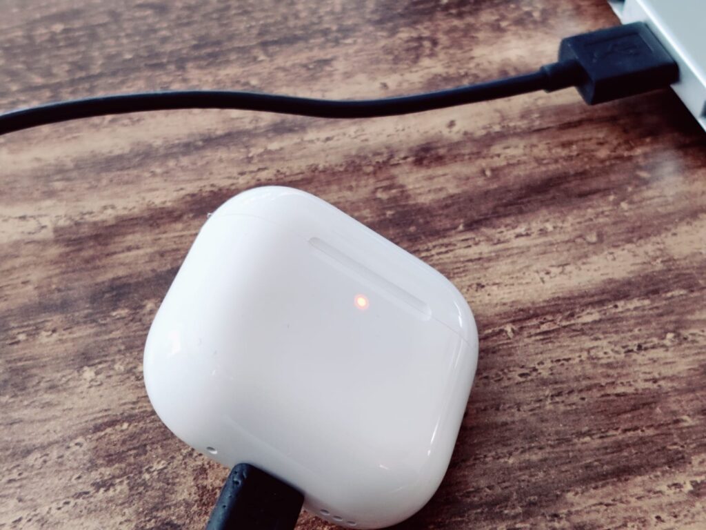 Apple AirPods (4. Generation) In-Ear-Kopfhörer beim Aufladen