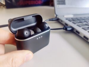 Cambridge Audio Melomania A100 In-Ear-Kopfhörer Ladecase beim Aufladen