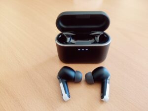 Cambridge Audio Melomania A100 In-Ear-Kopfhörer vor dem Ladecase