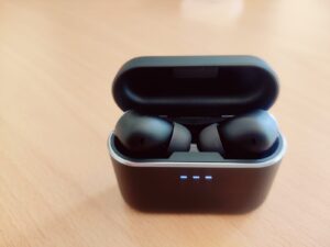 Cambridge Audio Melomania A100 In-Ear-Kopfhörer Ladecase mit Ohrhörern