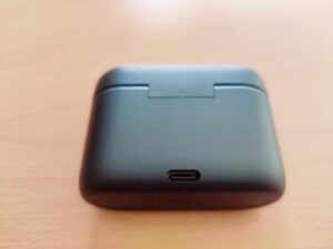 Cambridge Audio Melomania A100 In-Ear-Kopfhörer Ladecase von hinten