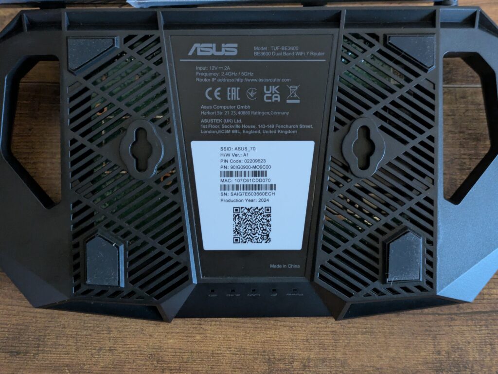 ASUS TUF Gaming BE3600 Router von unten Nahansicht