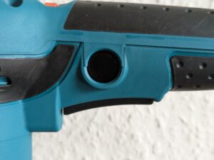 Abzug des Makita BO5041 Exzenterschleifers betätigt