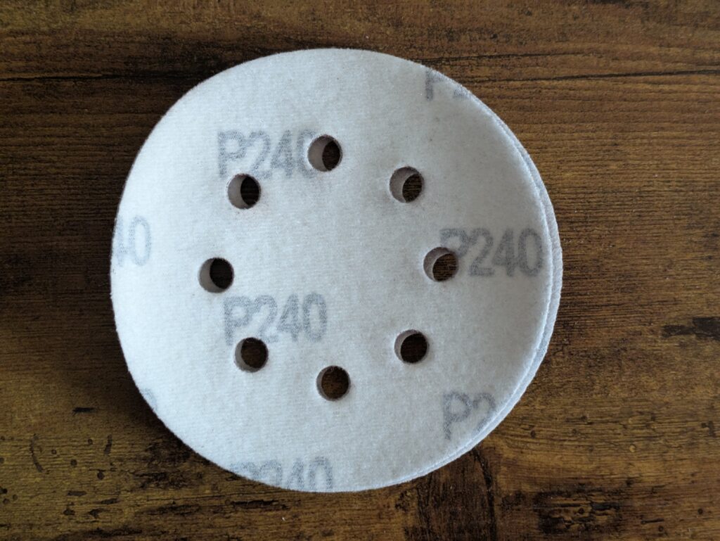 P240-Schleifscheibe des WORKPRO W125262 Exzenterschleifers von unten