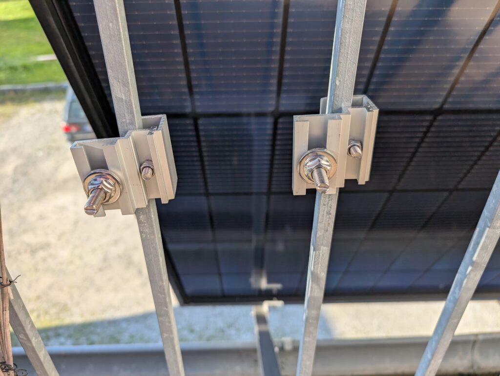 Halterung des Wechselrichters des Solakon Balkonkraftwerks