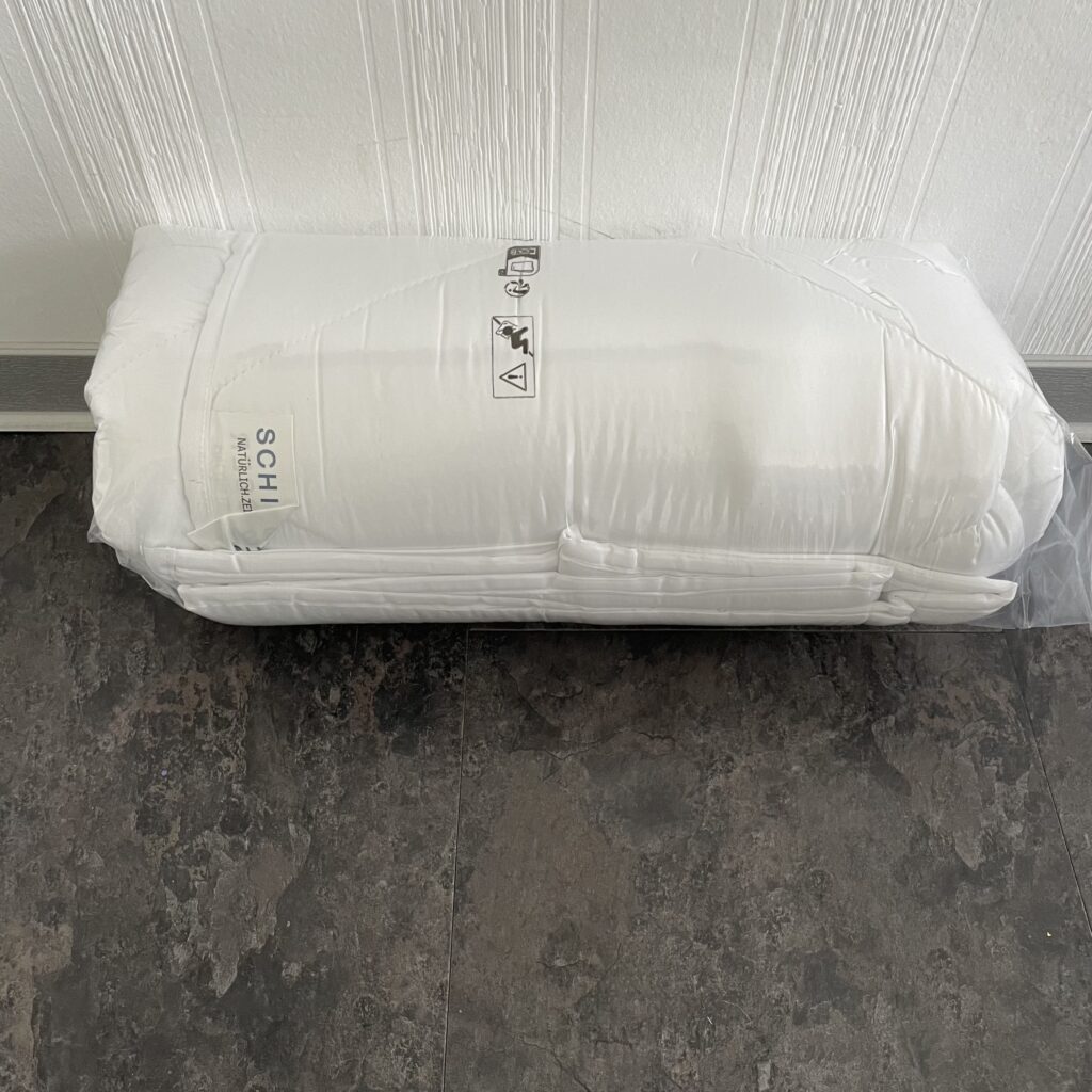 Schiesser Hygge Bettdecke zusammengerollt