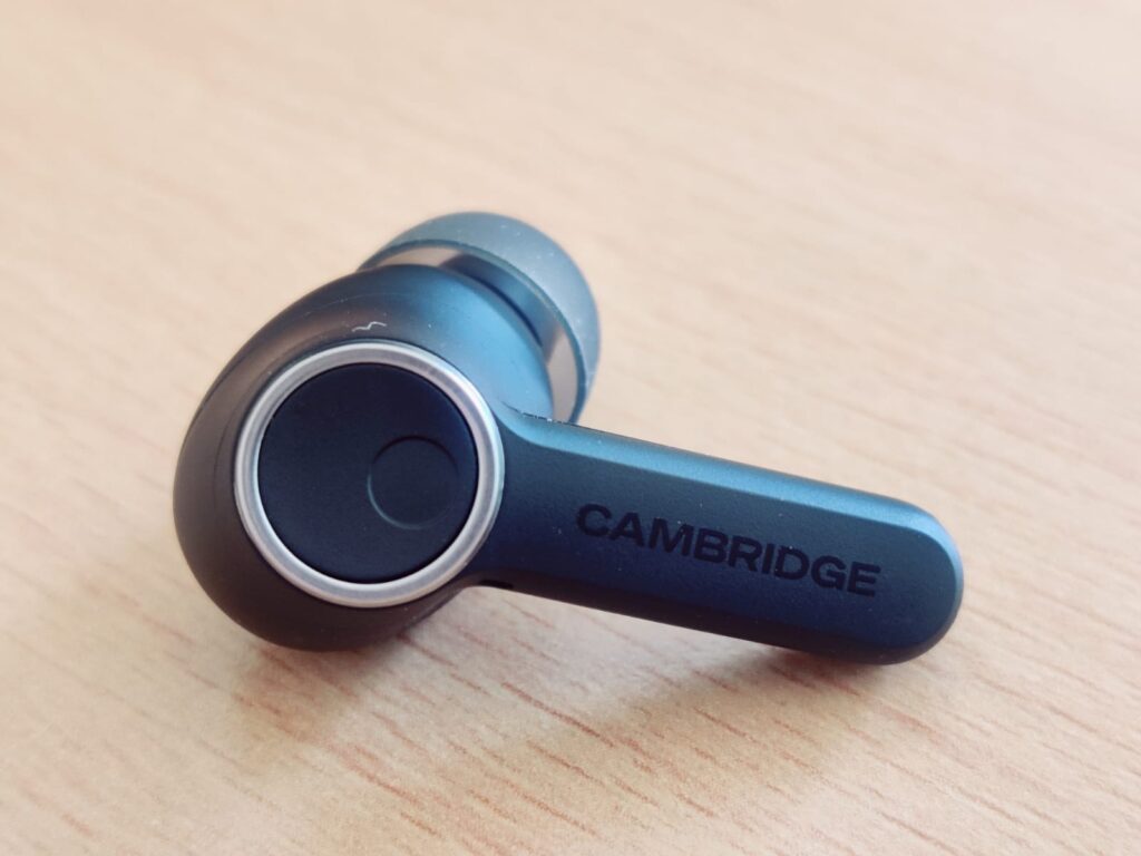 Cambridge Audio Melomania A100 In-Ear-Bluetooth-Kopfhörer Ohrhörer mit Aufschrift
