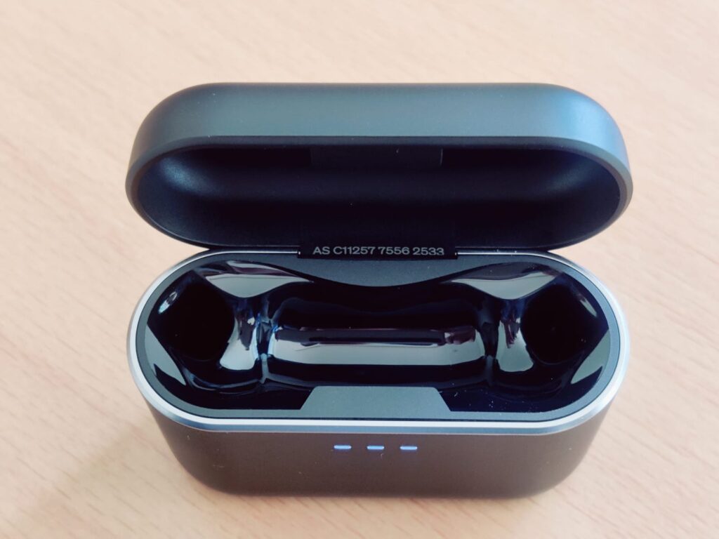 Cambridge Audio Melomania A100 In-Ear-Bluetooth-Kopfhörer Ladecase leer