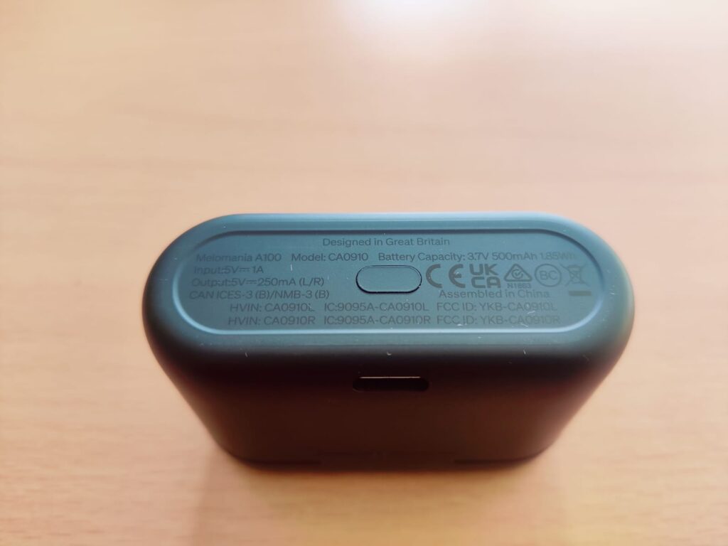 Cambridge Audio Melomania A100 In-Ear-Bluetooth-Kopfhörer Ladecase von unten