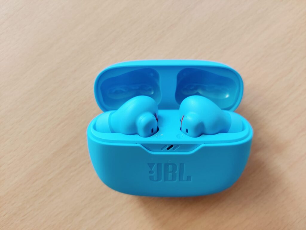 JBL Wave Beam 2 In-Ear-Bluetooth-Kopfhörer Ladecase offen