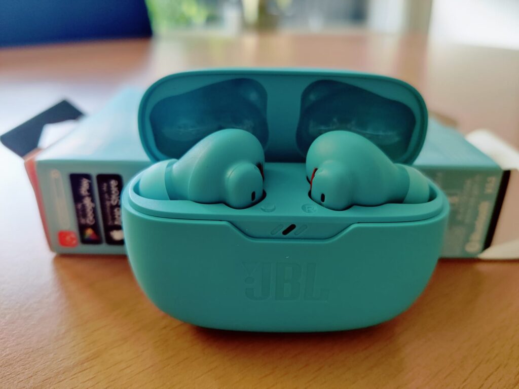 JBL Wave Beam 2 In-Ear-Bluetooth-Kopfhörer Ladecase offen Nahaufnahme