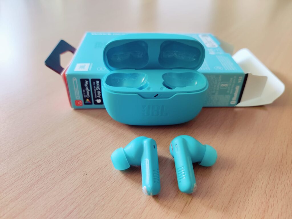 JBL Wave Beam 2 In-Ear-Kopfhörer mit Ohrhörern ausgepackt