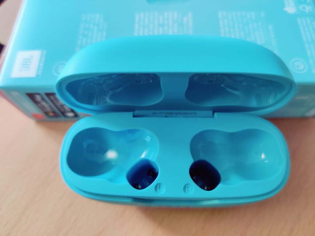 JBL Wave Beam 2 In-Ear-Kopfhörer Ladecase leer