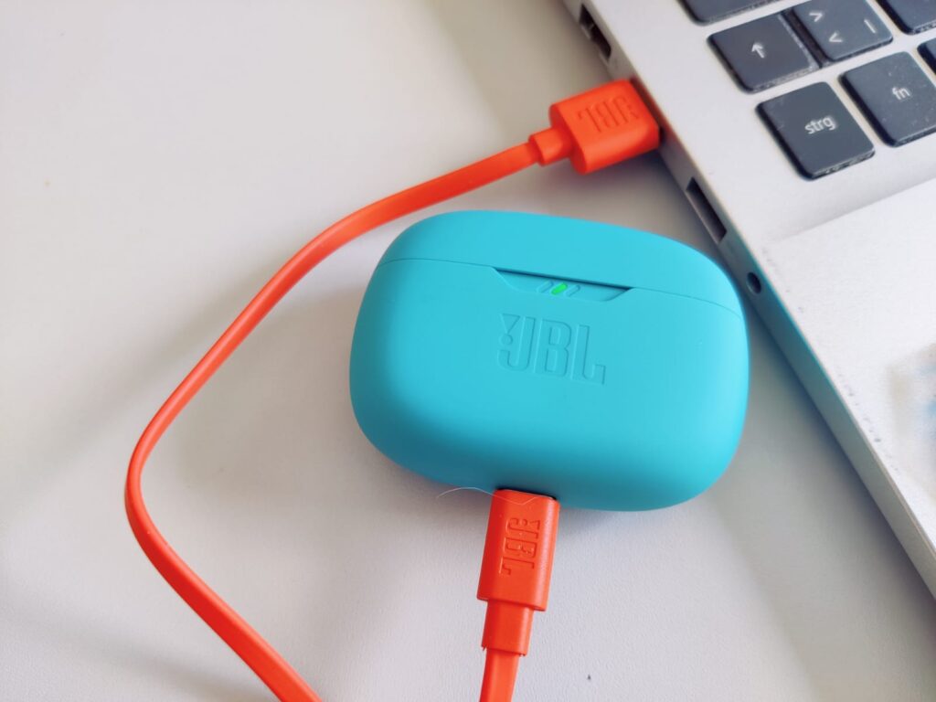 JBL Wave Beam 2 In-Ear-Kopfhörer Ladecase beim Aufladen