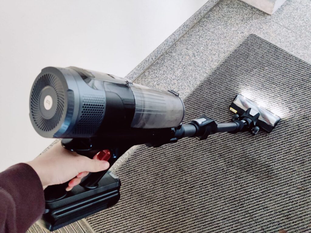 Rowenta RH9B36 X-Force Flex 14.80 Akku-Staubsauger auf Teppich