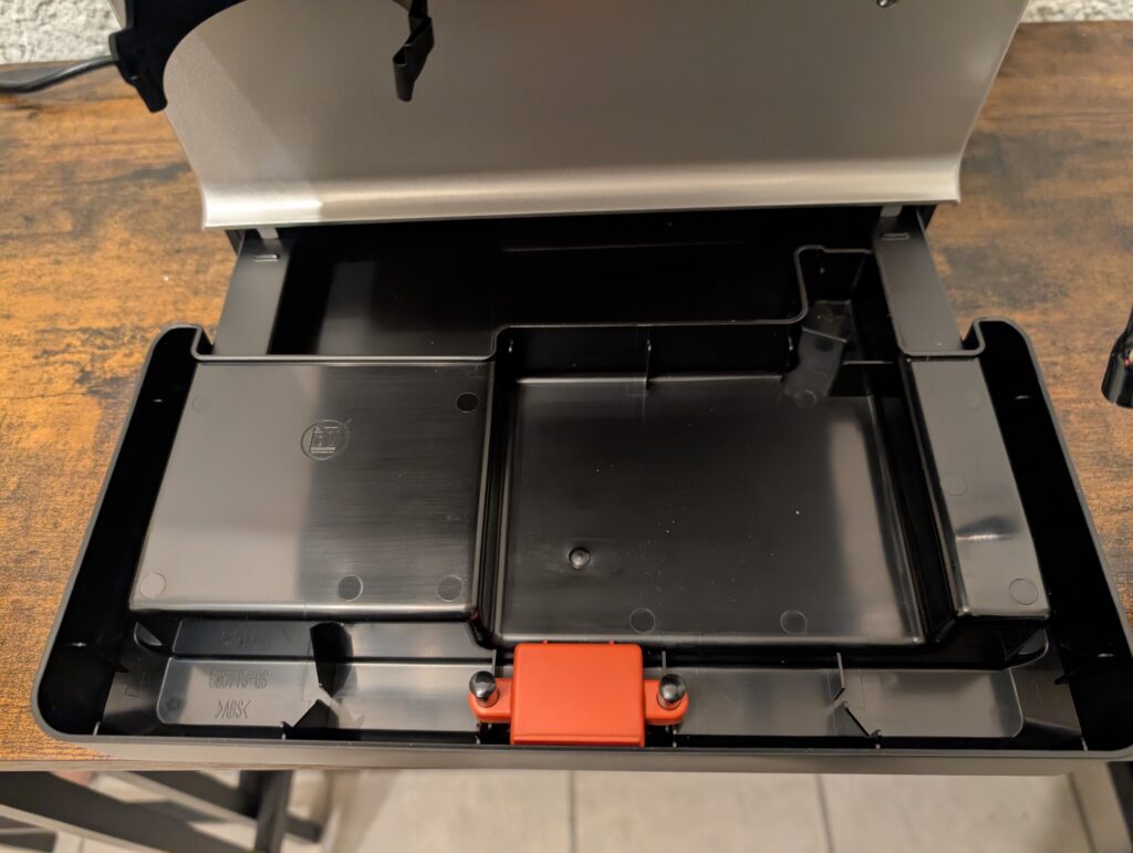 Auffangfläche der Krups Precision XP801T Siebträgermaschine von unten
