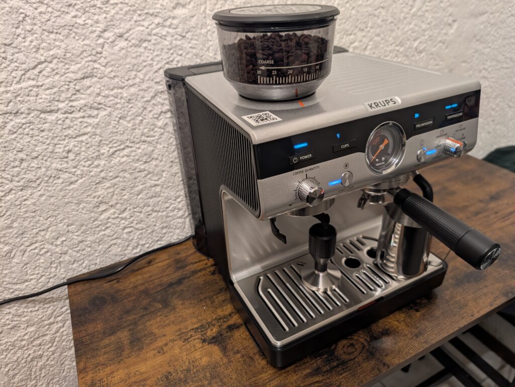 Krups Precision XP801T Siebträgermaschine von links
