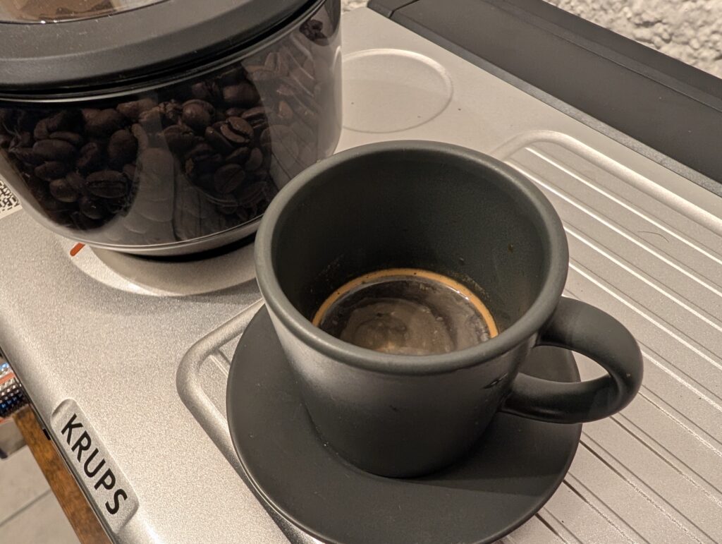 Tasse mit Espresso auf der Krups Precision XP801T Siebträgermaschine