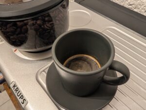 Tasse mit Espresso auf der Krups Precision XP801T Siebträgermaschine