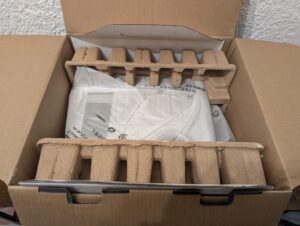 Verpackung der Krups Precision XP801T Siebträgermaschine geöffnet (2)