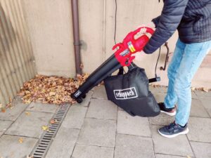 Scheppach BLV3000E Laubsauger beim Saugen