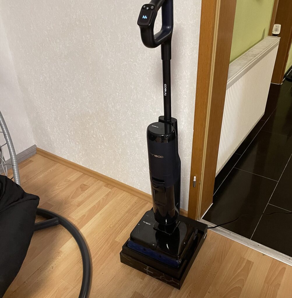 Tineco Floor One S7 Saugwischer lädt
