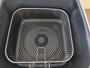 Aigostar-Fritteuse Frittierkorb im Behälter