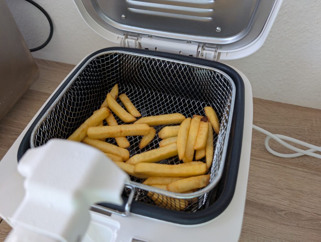 Aigostar-Fritteuse fertige Pommes im Frittierkorb
