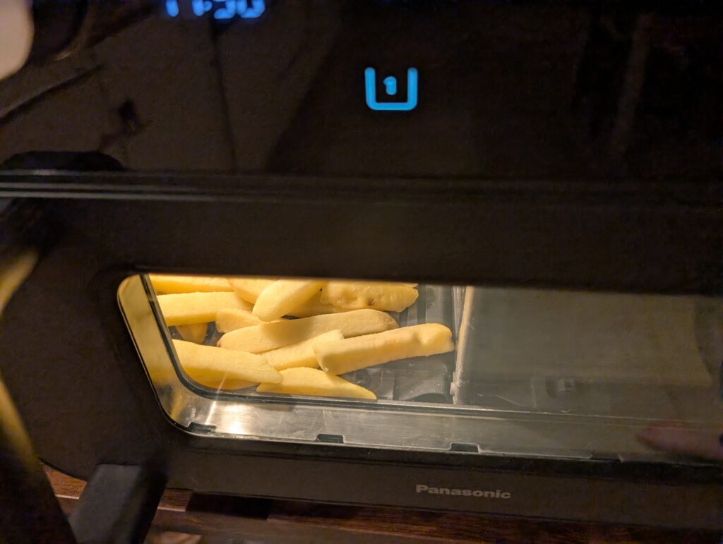 Panasonic NF-BC1000 Flex Heißluftfritteuse Pommes beim Garen