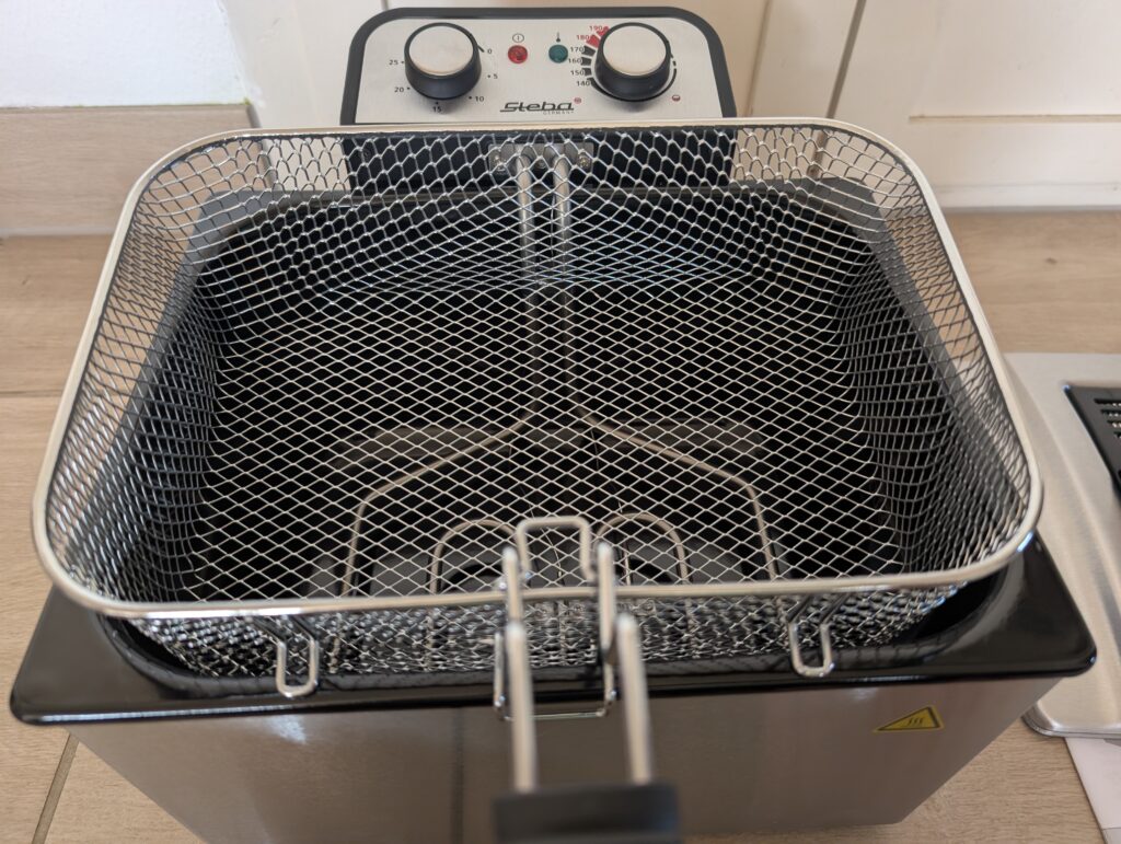 Steba DF 300 Fritteuse großer Frittierkorb in Abtropfstellung
