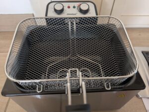 Steba DF 300 Fritteuse großer Frittierkorb in Abtropfstellung