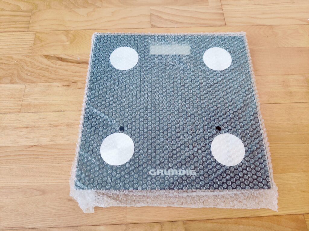 Grundig 18682 Körperfettwaage in Luftpolsterfolie verpackt