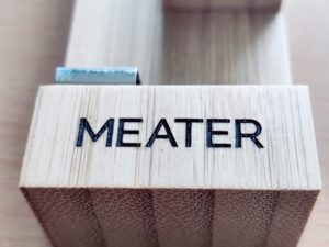 Meater Pro Grillthermometer Ladestation Schriftzug