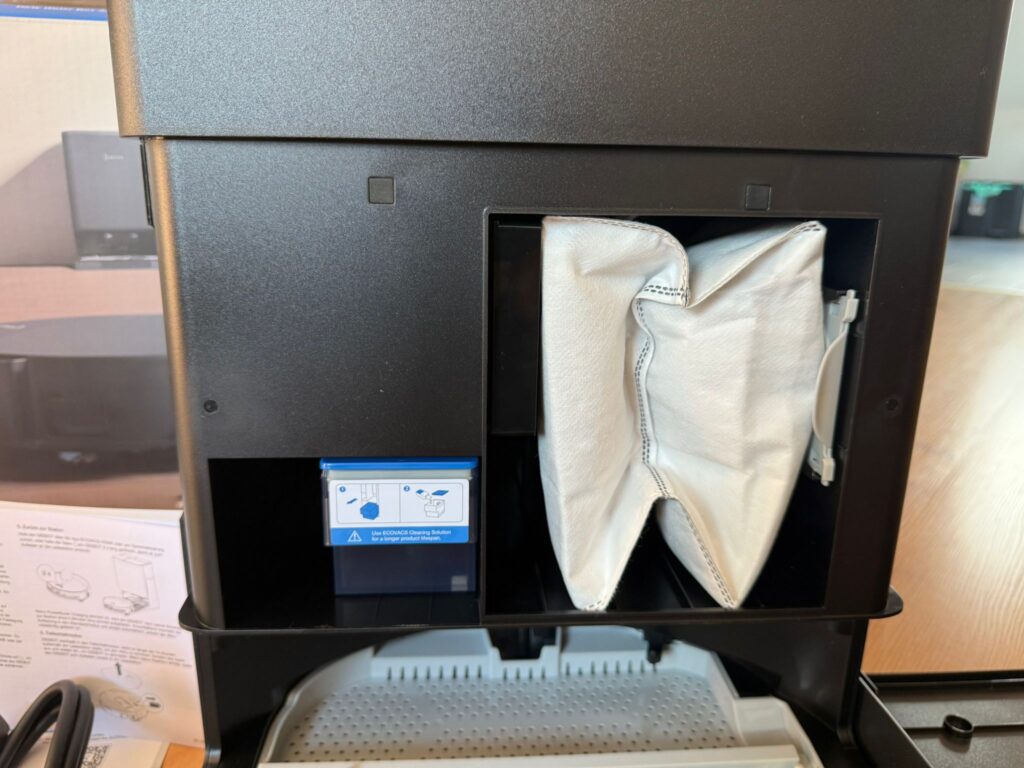 ECOVACS DEEBOT T90 PRO Omni Staubsauger-Roboter Station geöffnet