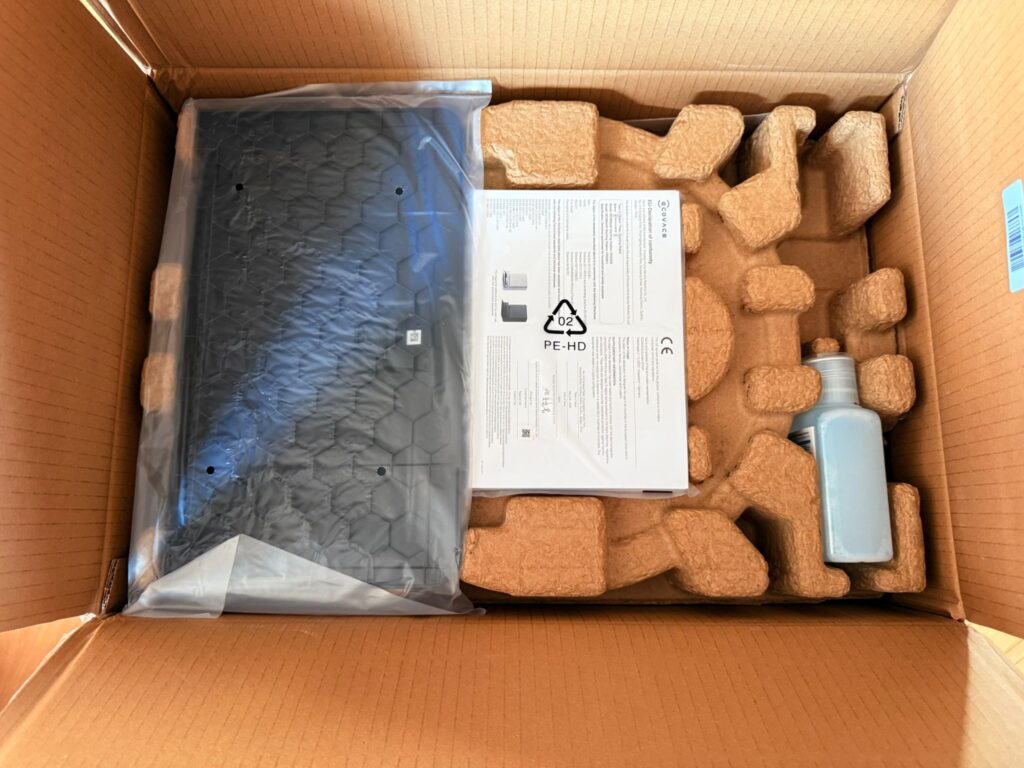 ECOVACS DEEBOT T90 PRO Omni Staubsauger-Roboter Verpackung geöffnet v2