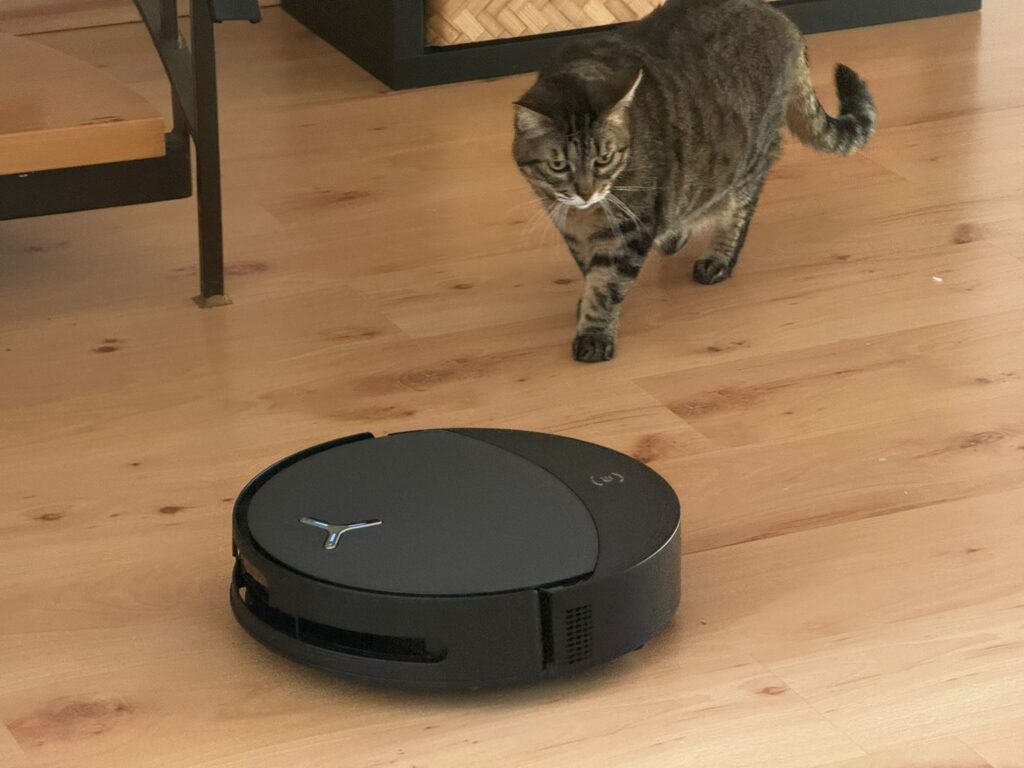 ECOVACS DEEBOT T90 PRO Omni Staubsauger-Roboter im Einsatz