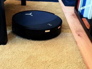 ECOVACS DEEBOT T90 PRO Omni Staubsauger-Roboter im Einsatz (2)