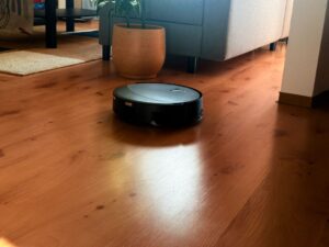 ECOVACS DEEBOT T90 PRO Omni Staubsauger-Roboter im Einsatz (3)