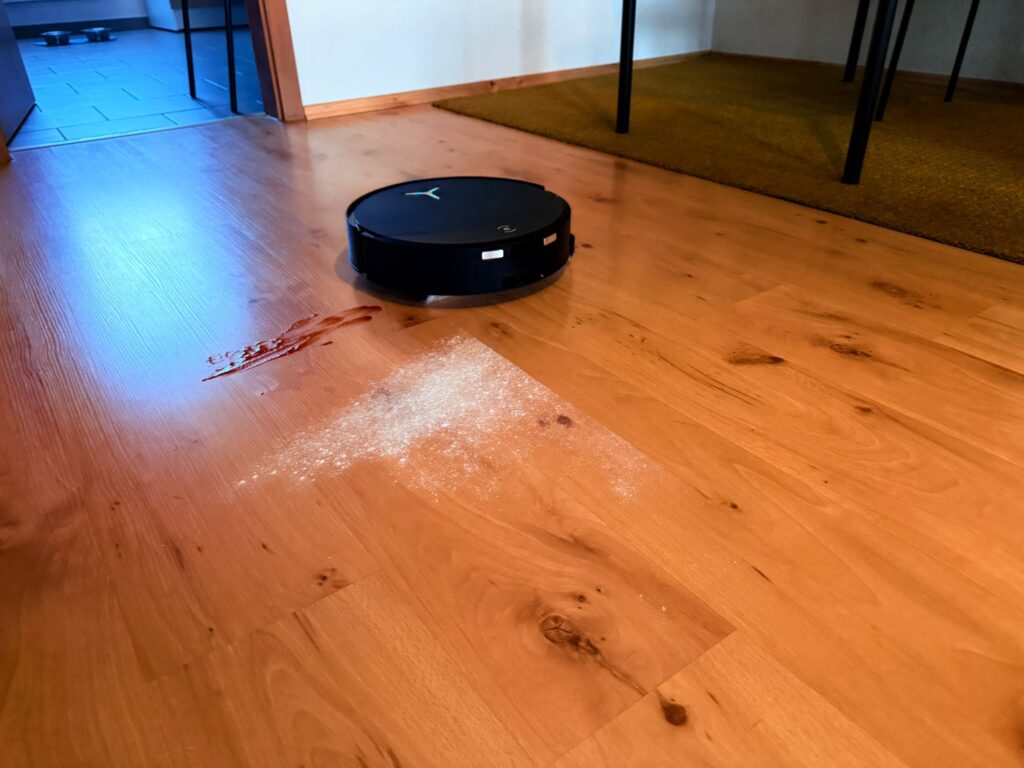 ECOVACS DEEBOT T90 PRO Omni Staubsauger-Roboter im Einsatz (7)